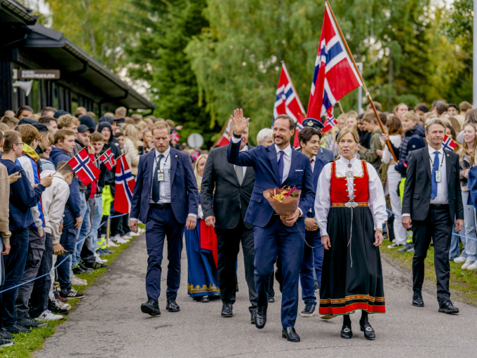 De fleste av elevene ved Eidsvoll videregående skole var på pletten for å ønske Kronprinsen velkommen. Foto: Stian Lysberg Solum / NTB